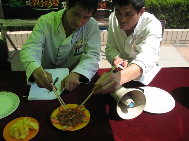 黄色导航
参加美食节活动之厨王争霸