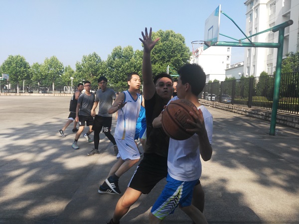 黄色导航
举行欢送2018届毕业生师生篮球赛