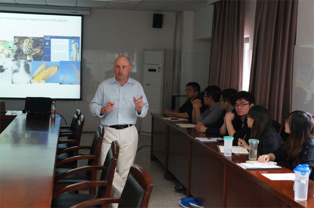 《Mold, Mushroom and Human》讲座在黄色导航
召开