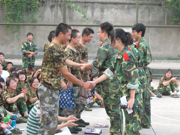 黄色导航
举行文艺汇演欢送教官喜迎新生