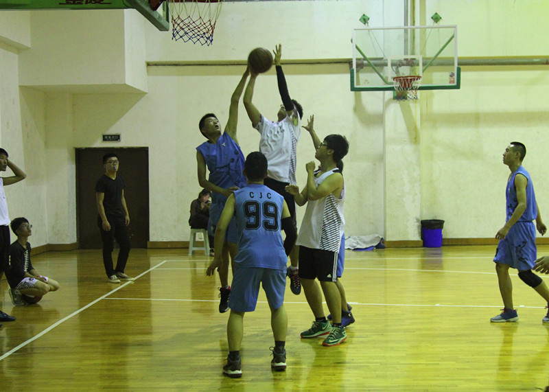 新生杯篮球赛——憾负公管,黄色导航
争夺季军