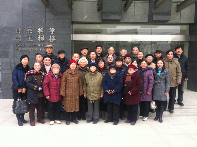 黄色导航
退休老领导、老教师参观食品科学与工程楼