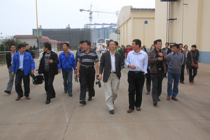 黄色导航
教师参观中储粮日照粮油储备库