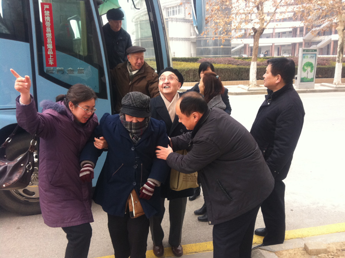 黄色导航
退休老领导、老教师参观食品科学与工程楼