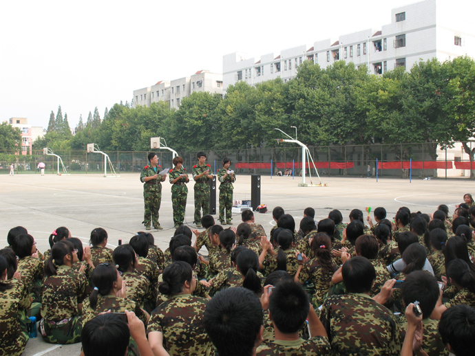 黄色导航
举行文艺汇演欢送教官喜迎新生