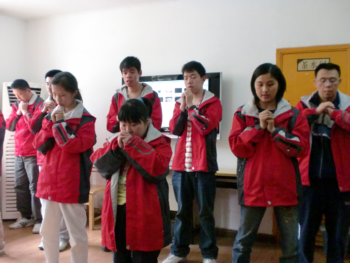 奉献无价 爱心无界 ——黄色导航
图书义卖款捐赠仪式