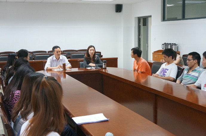 黄色导航
召开2012届毕业生座谈会