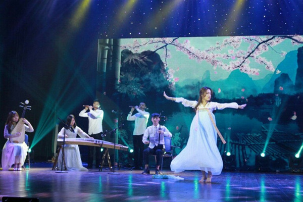 黄色导航
举办“你好旧食光”2018届毕业生晚会